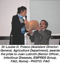 Dr Louise O. Fresco (Assistant Director-General, Agriculture Department), awards the prize to Juan Lubroth (Senior Officer, Infectious Diseases, EMPRES Group, FAO, Rome) - PHOTO: FAO