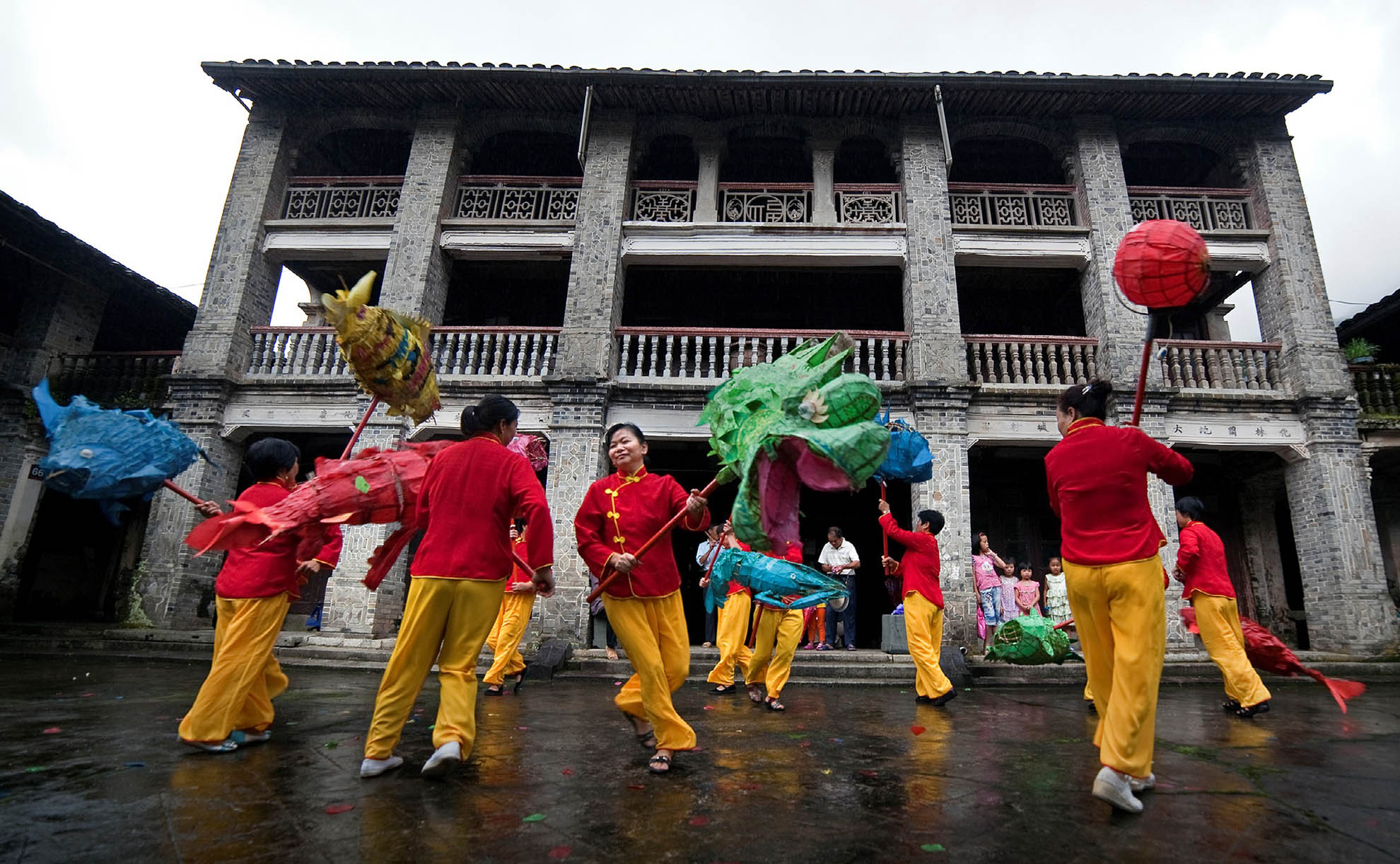 CHINA Farmers performing the traditional Qingtian fish lantern dance ©PEOPLE’S GOVERNMENT OF QINGTIAN COUNTY, CHINA