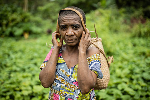 REPÚBLICA DEMOCRÁTICA DEL CONGO – Una mujer mbuti recolecta productos en el bosque.