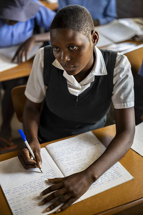 ZIMBABWE - Une collégienne assiste à un cours dans son école. 