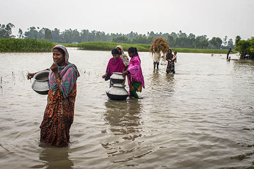 BANGLADESH – Des personnes victimes d’inondations vont chercher de l’eau potable. 